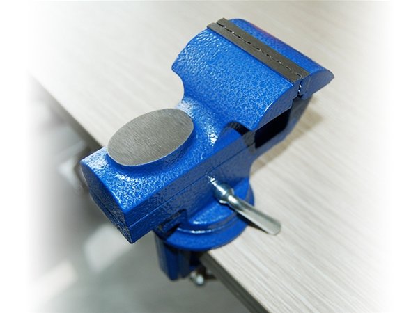 Movable round anvil table vice